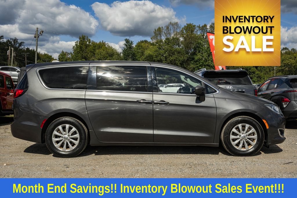 2018 Chrysler Pacifica Touring Plus photo 3