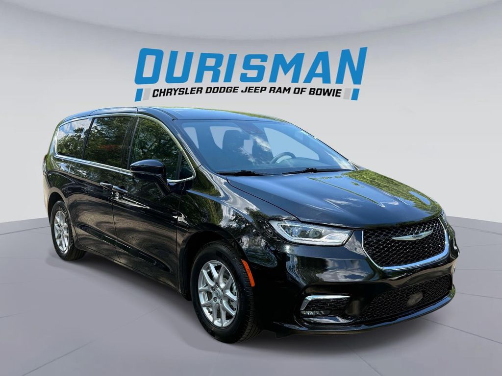 2025 Chrysler Pacifica Select's photo