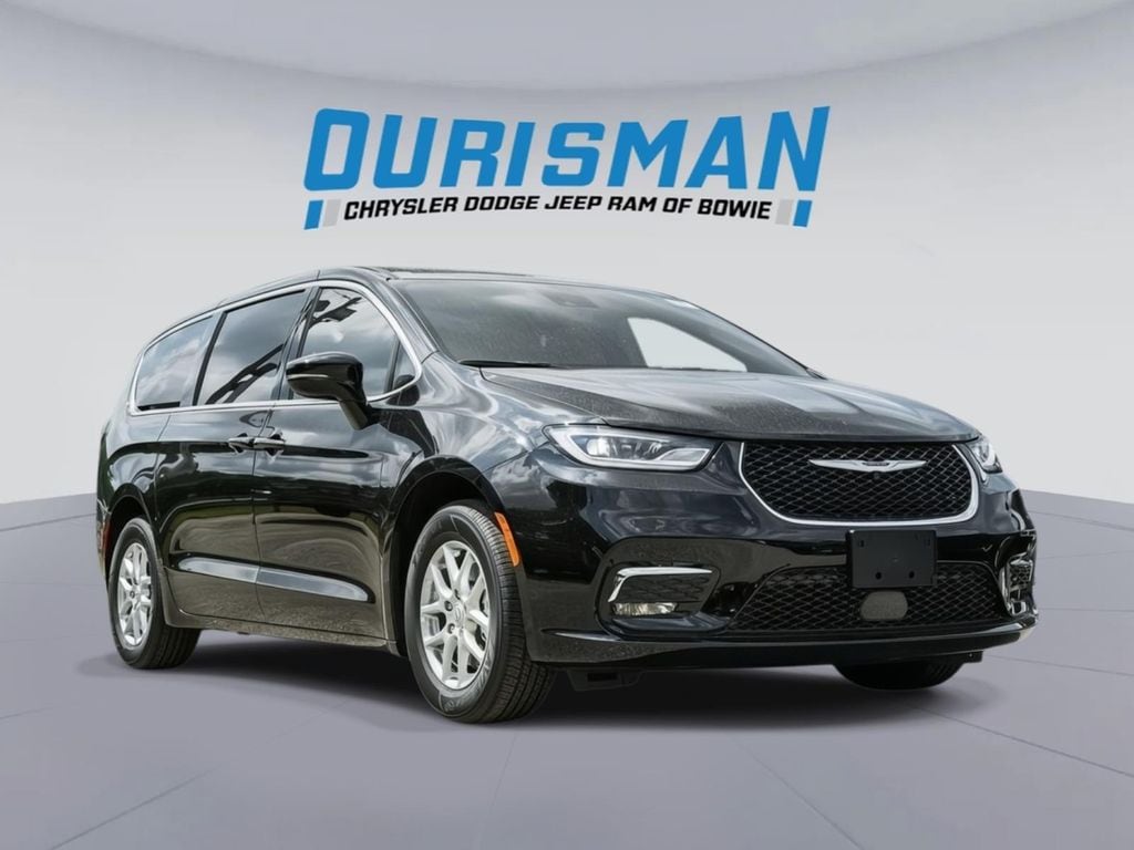 2025 Chrysler Pacifica Select's photo