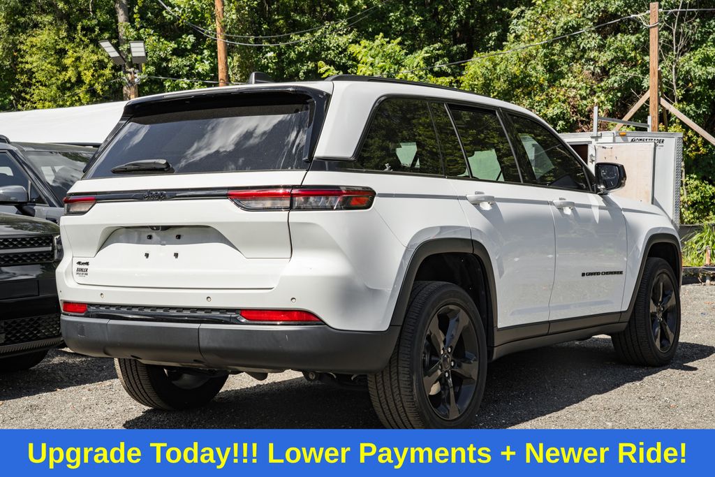 2022 Jeep Grand Cherokee Altitude photo 2