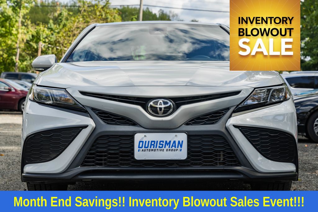 2022 Toyota Camry SE photo 2
