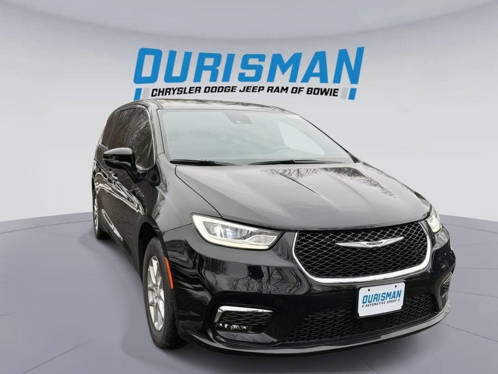2026 Chrysler Pacifica Select's photo