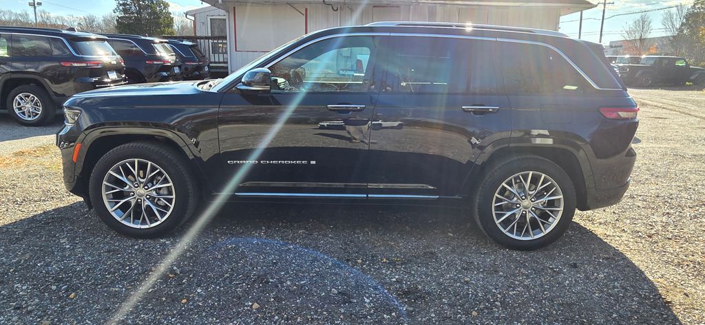 2024 Jeep Grand Cherokee Summit photo 3