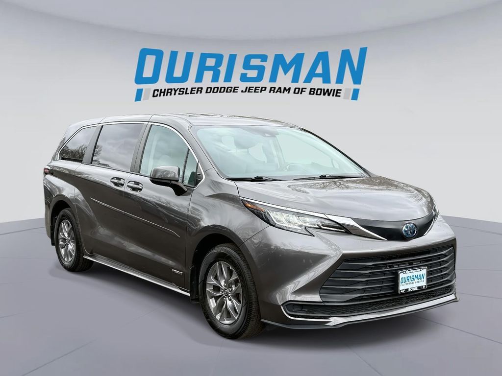 2021 Toyota Sienna LE