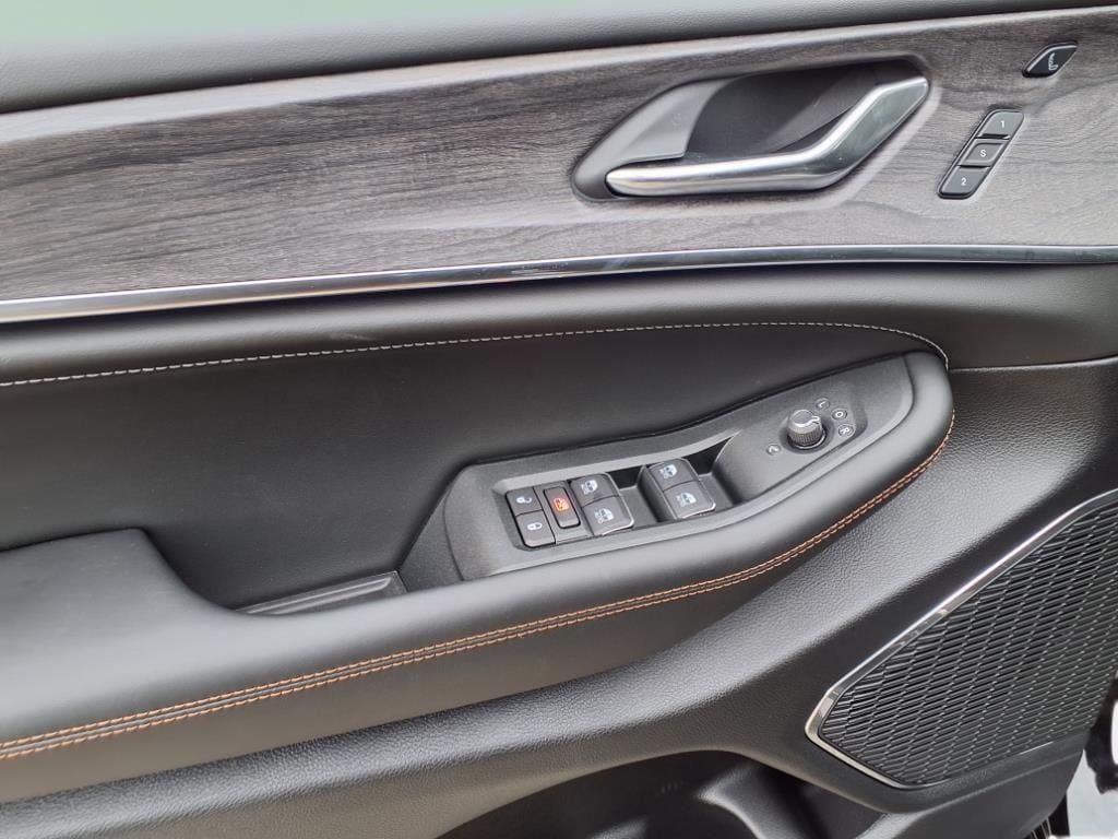2025 Jeep Grand Cherokee Overland - Photo 12