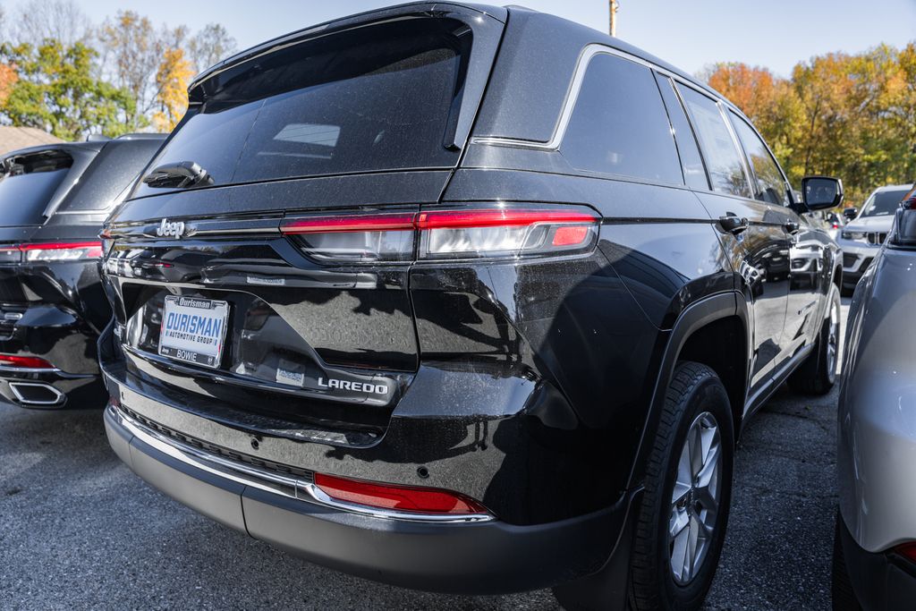 2025 Jeep Grand Cherokee Laredo photo 3