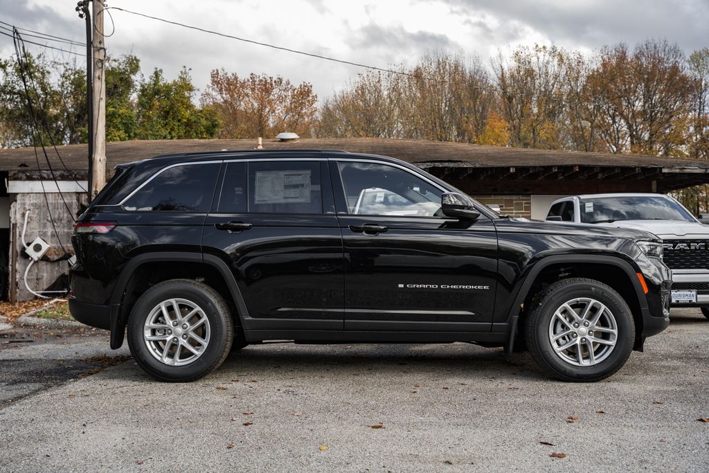 2025 Jeep Grand Cherokee Laredo photo 2