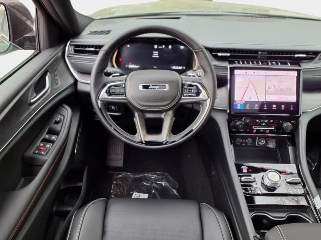 2025 Jeep Grand Cherokee Overland - Photo 16