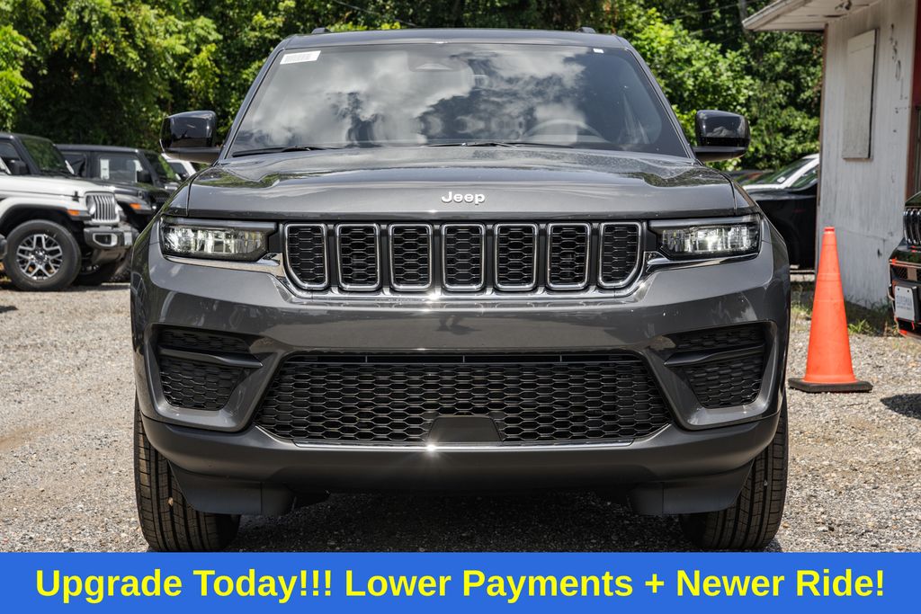2025 Jeep Grand Cherokee Laredo photo 2