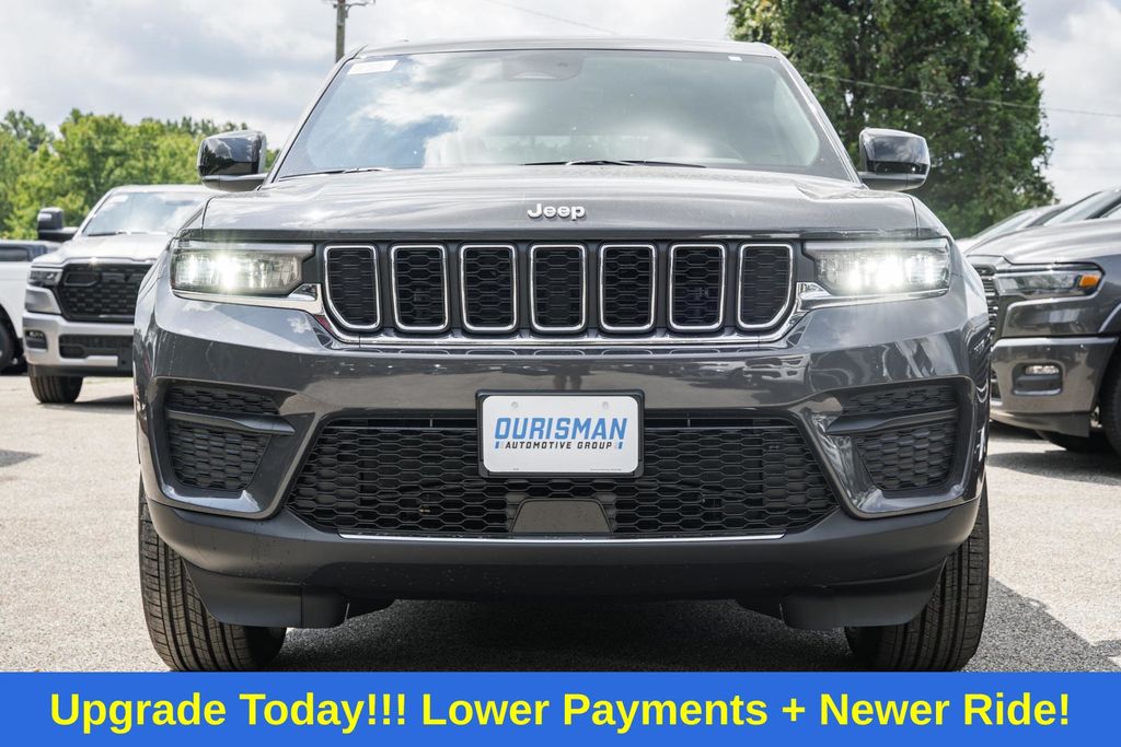 2025 Jeep Grand Cherokee Laredo photo 2
