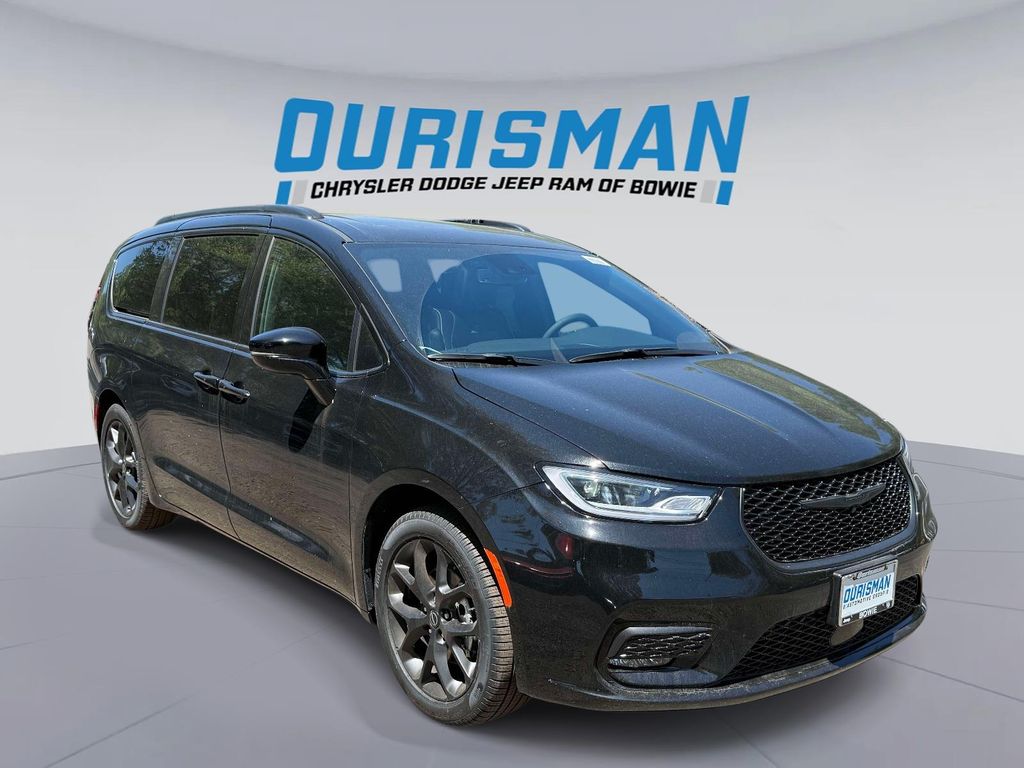 2026 Chrysler Pacifica Limited's photo