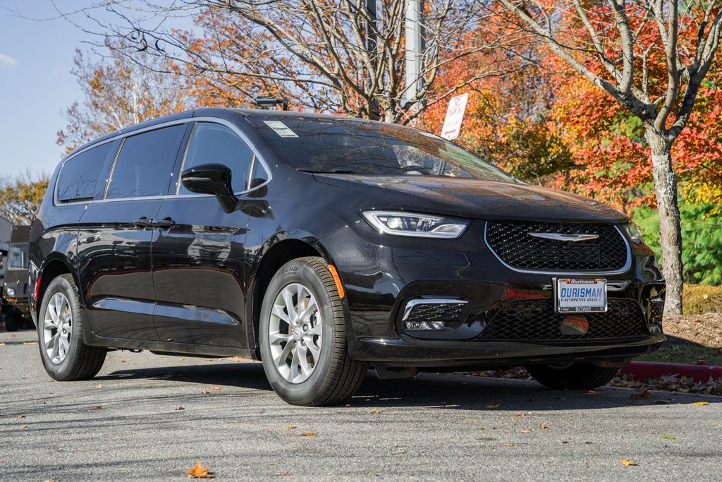2026 Chrysler Pacifica Select's photo