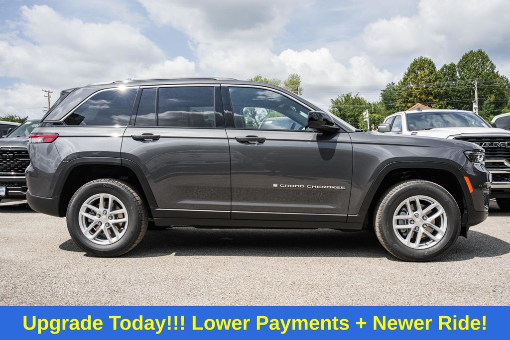 2025 Jeep Grand Cherokee Laredo photo 3