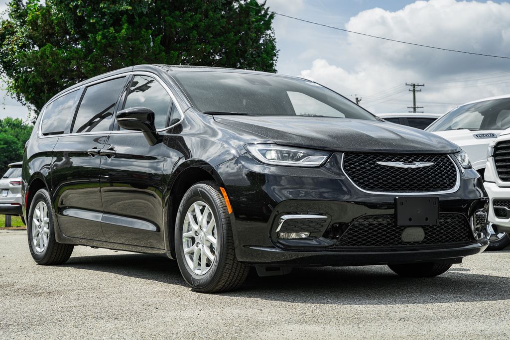 2025 Chrysler Pacifica Select's photo