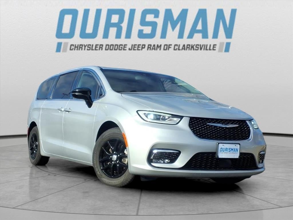 2024 Chrysler Pacifica Touring L's photo