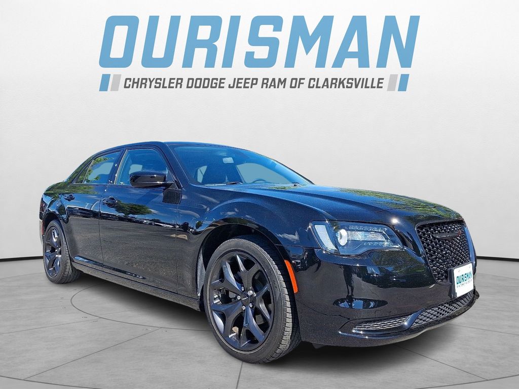 2023 Chrysler 300 Touring's photo