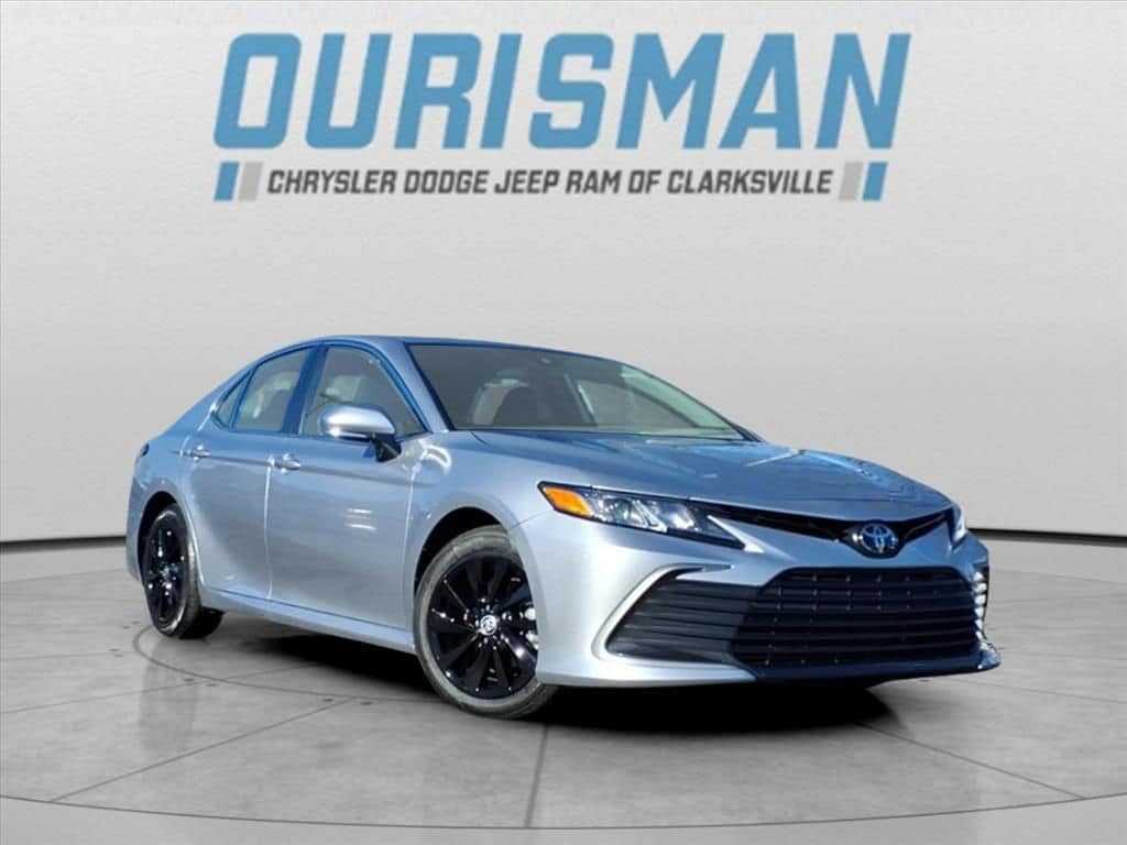 2024 Toyota Camry LE's photo