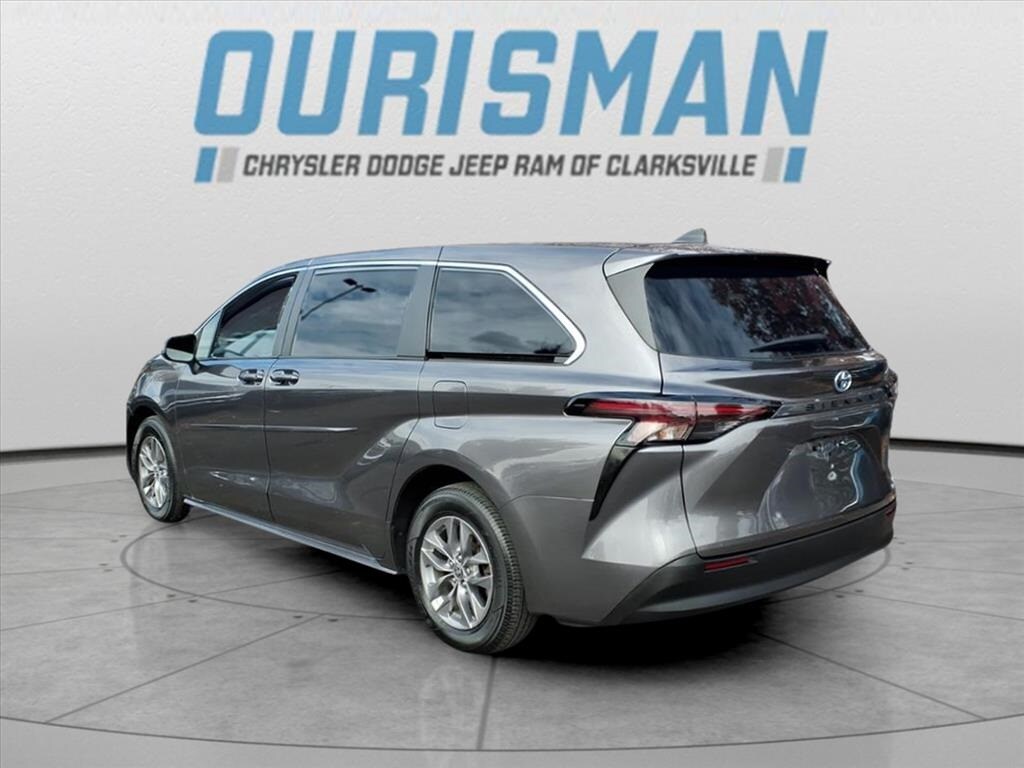 2023 Toyota Sienna LE photo 3