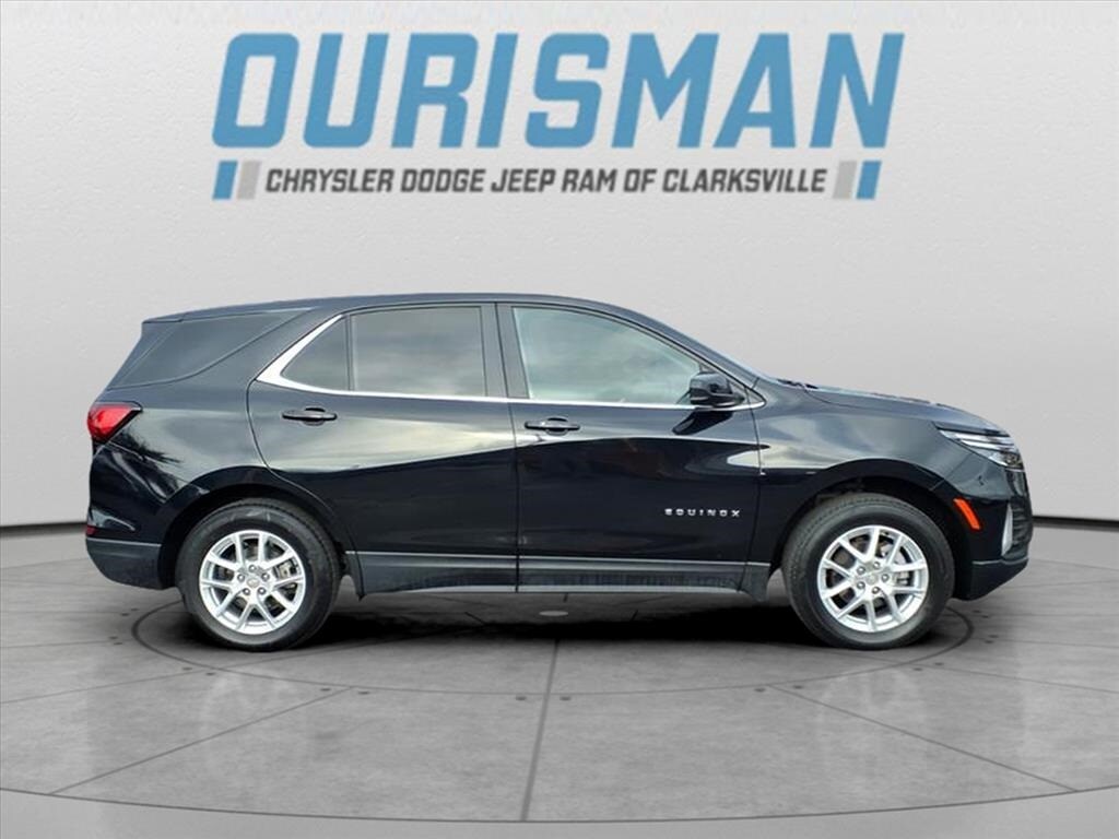 2024 Chevrolet Equinox LT photo 2