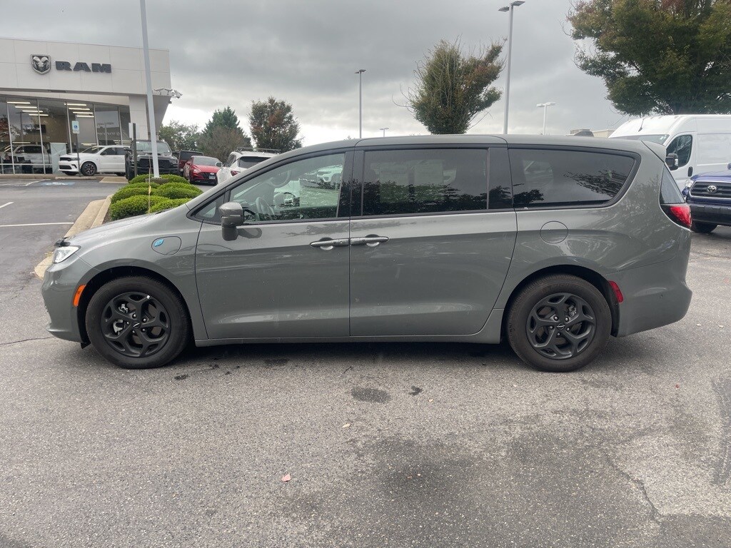 2022 Chrysler Pacifica Hybrid Touring L photo 2