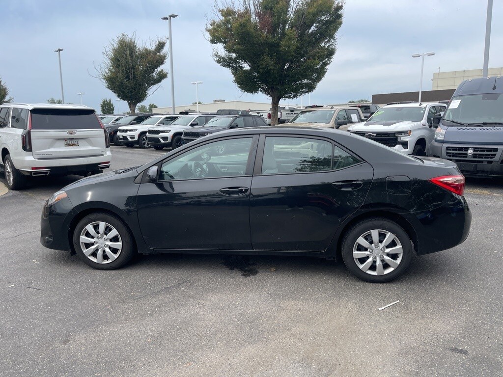 2017 Toyota Corolla LE photo 2