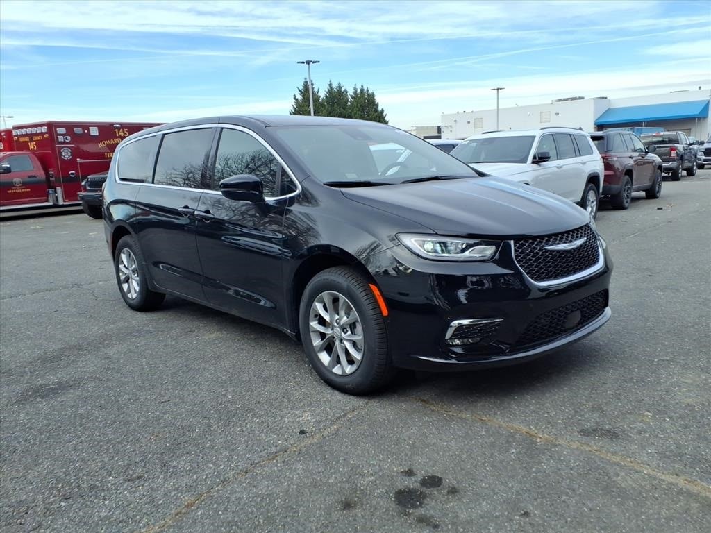 2026 Chrysler Pacifica Select's photo