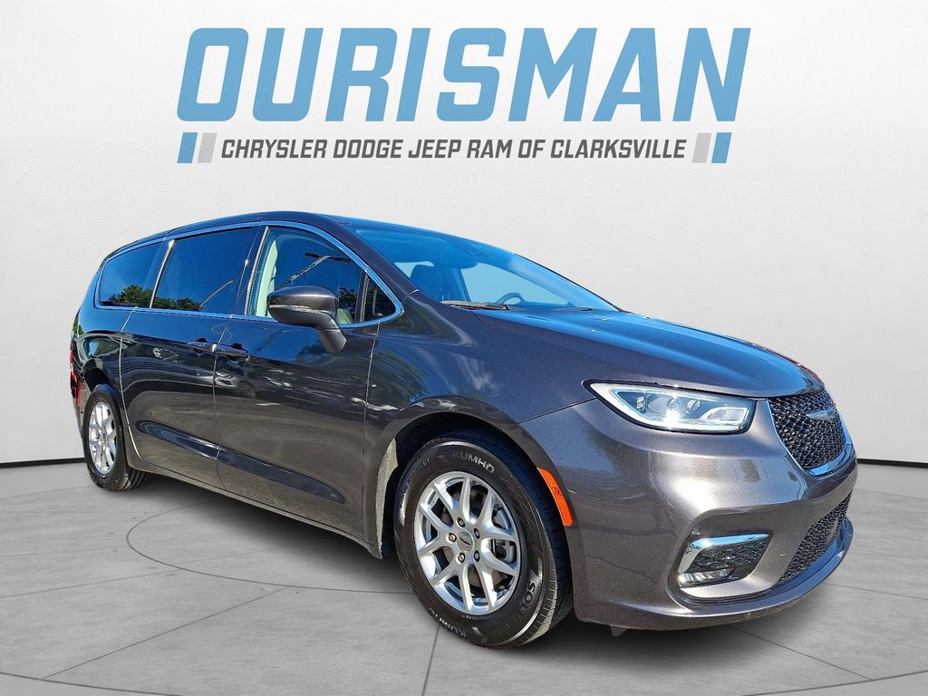 2023 Chrysler Pacifica Touring L's photo