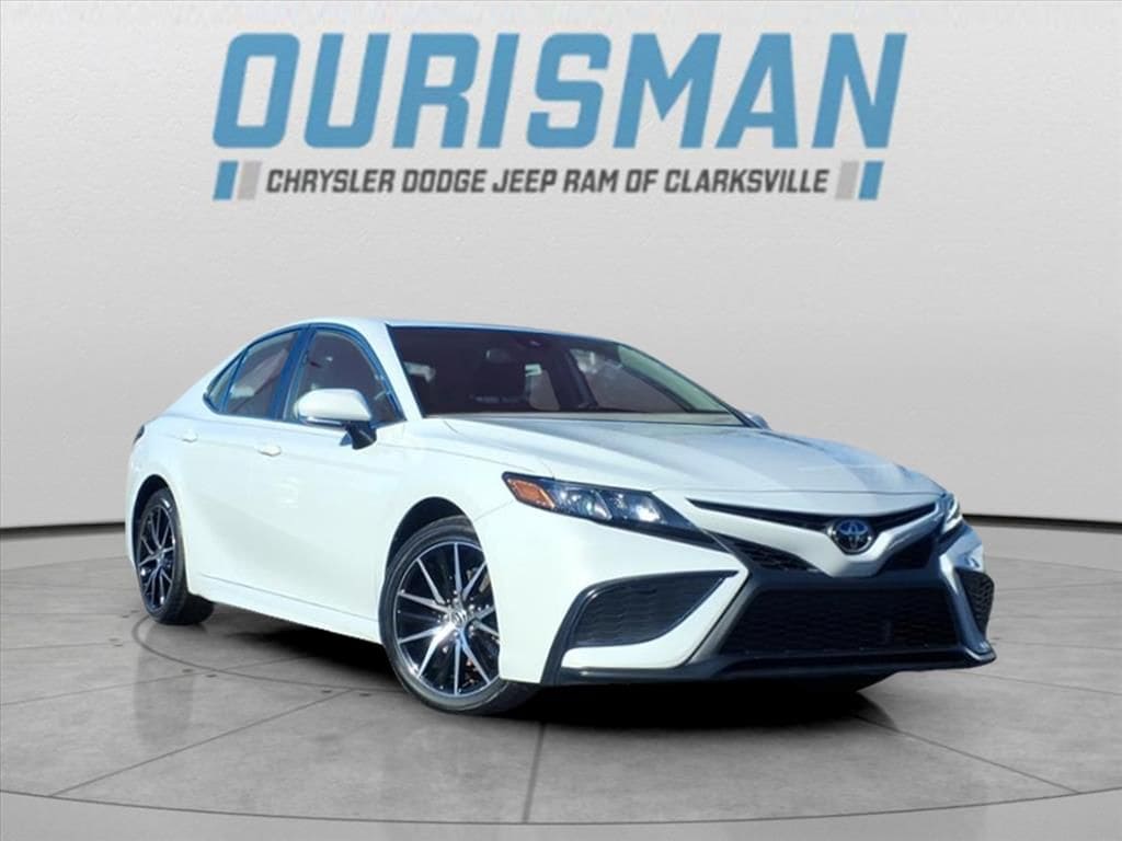 2024 Toyota Camry SE's photo