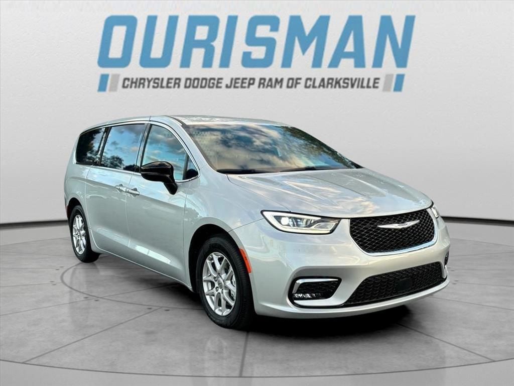 2024 Chrysler Pacifica Touring's photo