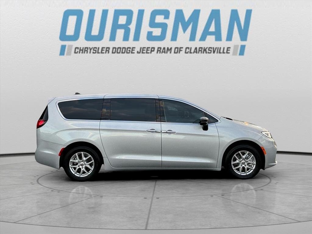 2024 Chrysler Pacifica Touring photo 2