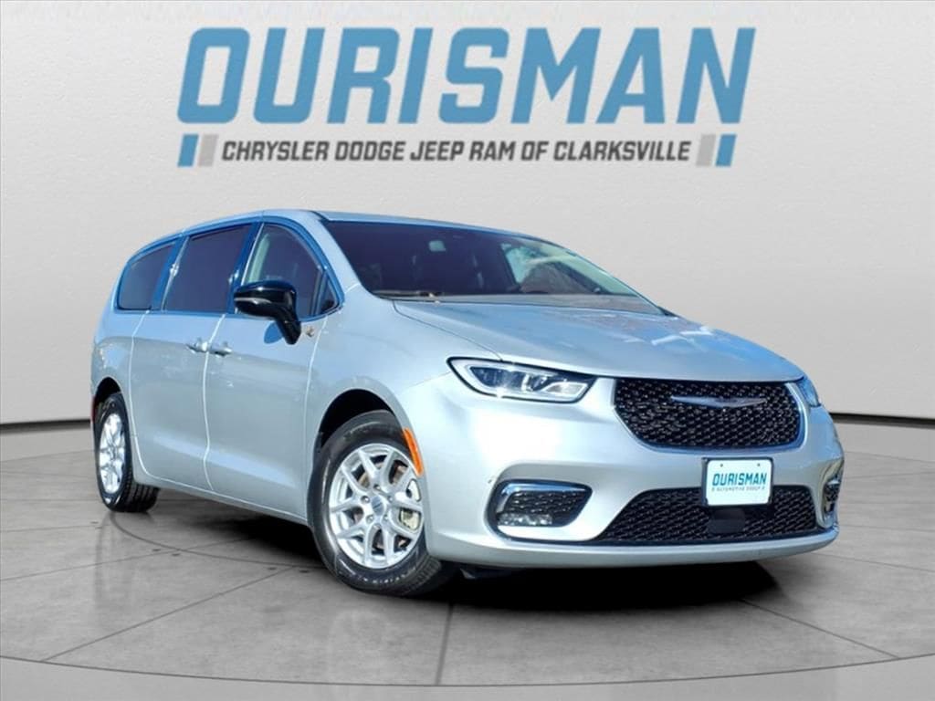 2024 Chrysler Pacifica Touring L's photo