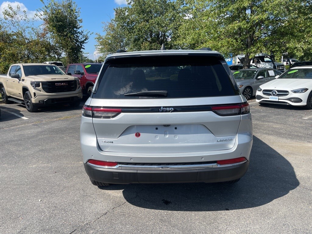 2023 Jeep Grand Cherokee Laredo photo 3