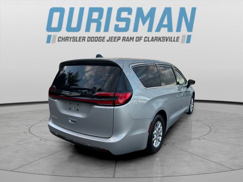 2024 Chrysler Pacifica Touring photo 3