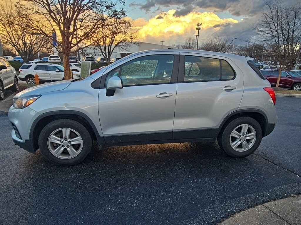 2020 Chevrolet Trax LS photo 2