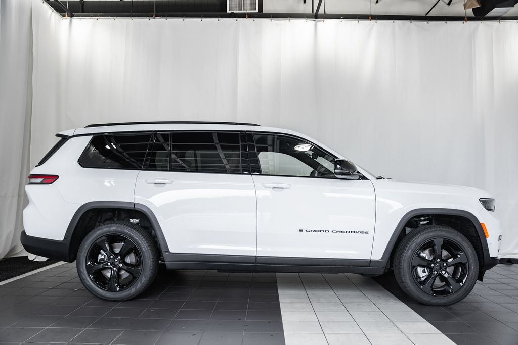 2025 Jeep Grand Cherokee Limited photo 3