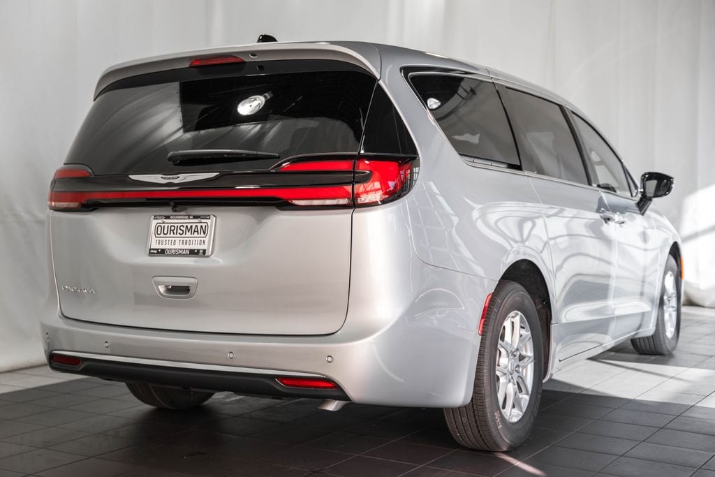 New 2026 Chrysler Pacifica Select Passenger Van
