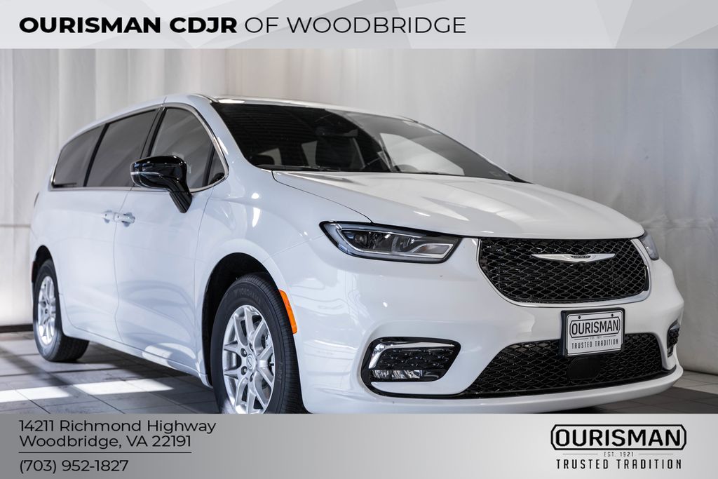 2026 Chrysler Pacifica Select's photo