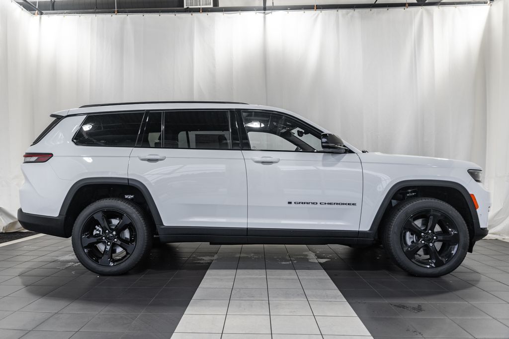 2025 Jeep Grand Cherokee Limited photo 3