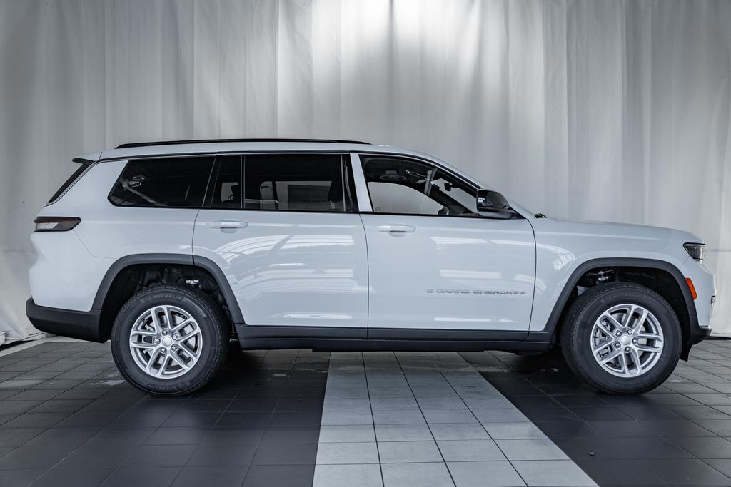 2025 Jeep Grand Cherokee Laredo Altitude photo 2