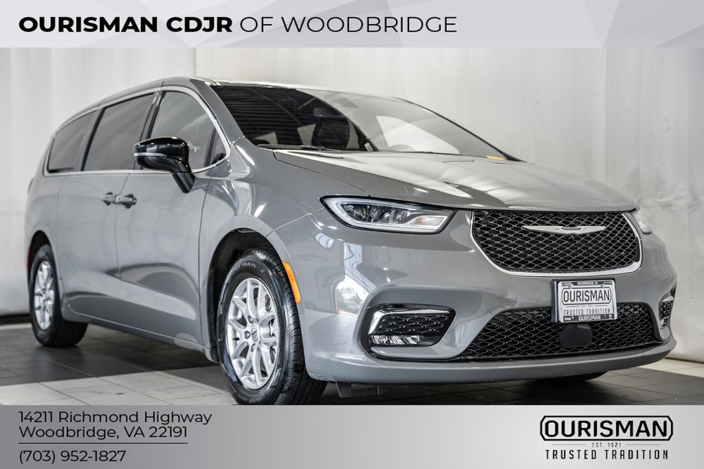 2025 Chrysler Pacifica Select's photo