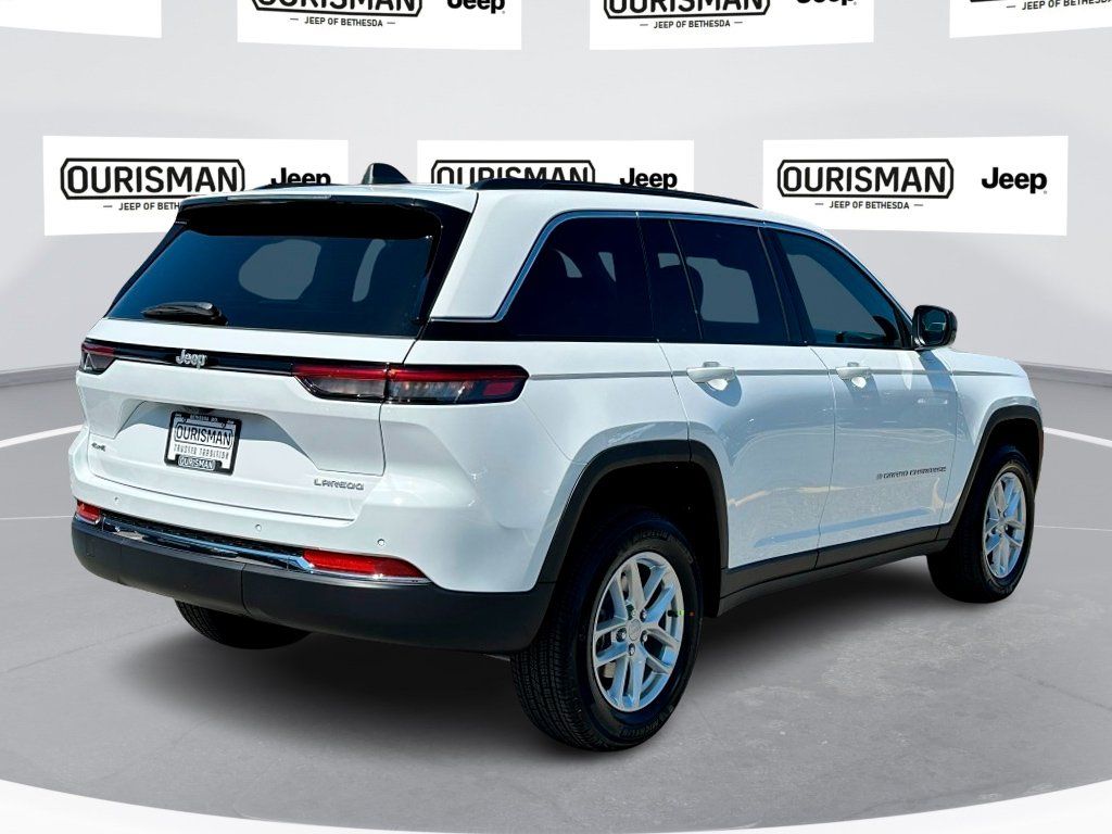 2025 Jeep Grand Cherokee Laredo Altitude photo 3
