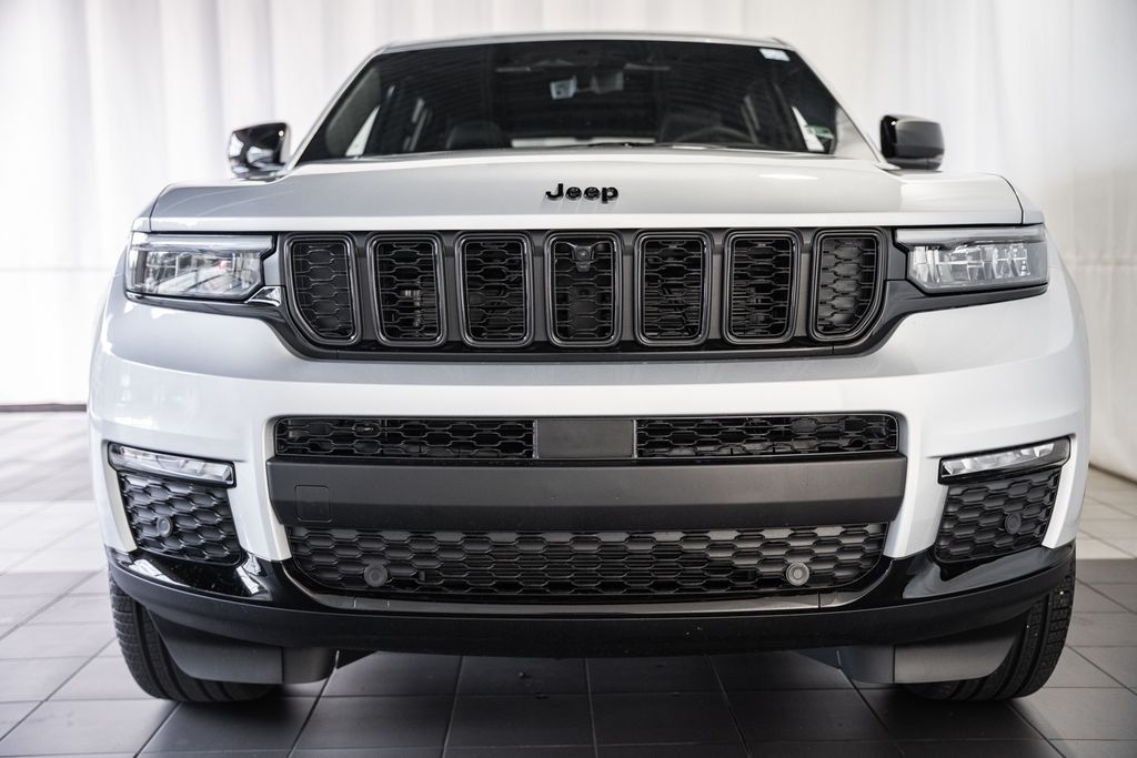 2025 Jeep Grand Cherokee Limited photo 2