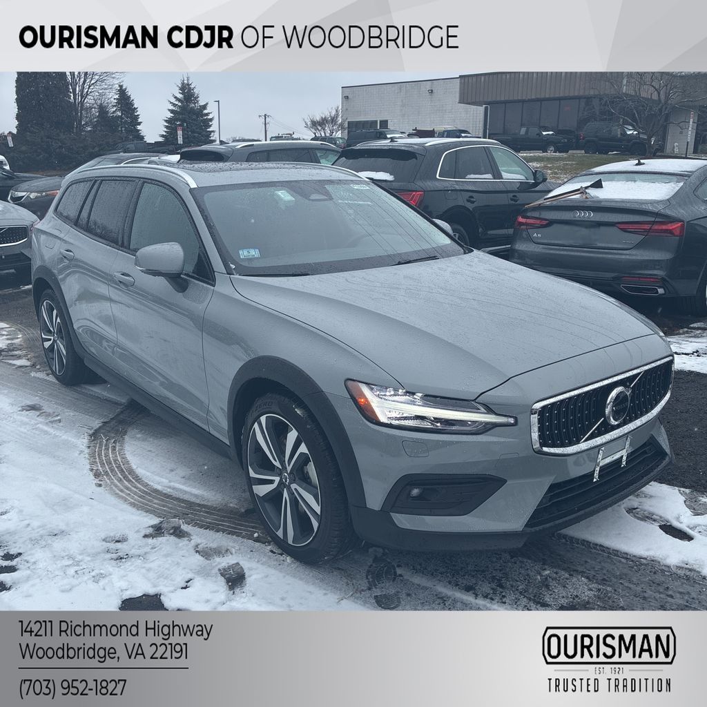 2025 Volvo V60 Cross Country Plus's photo