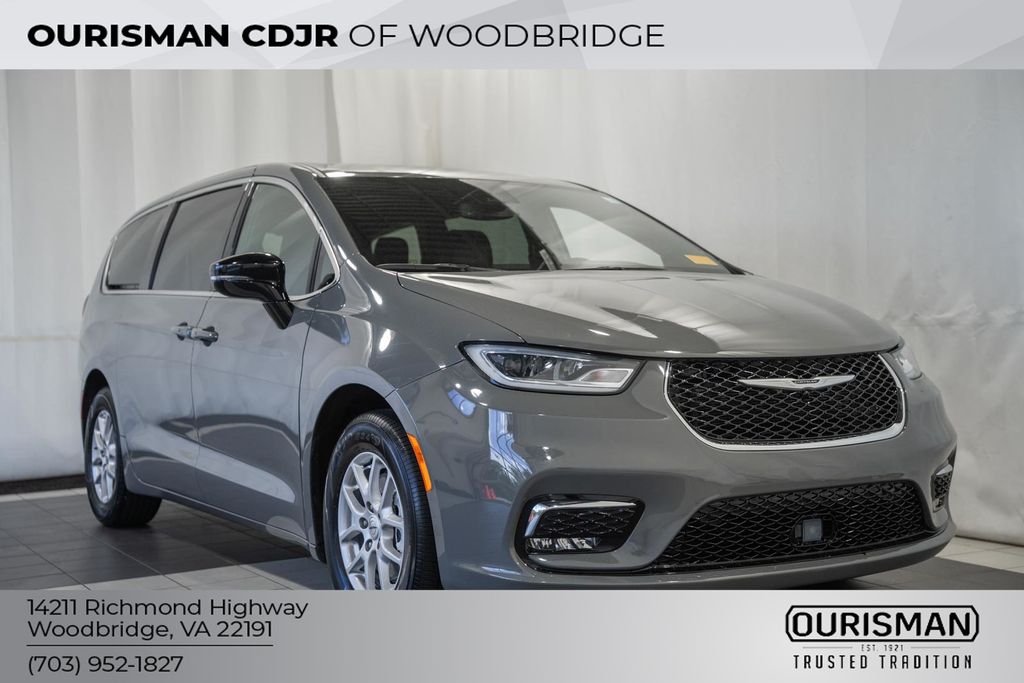 2025 Chrysler Pacifica Select's photo