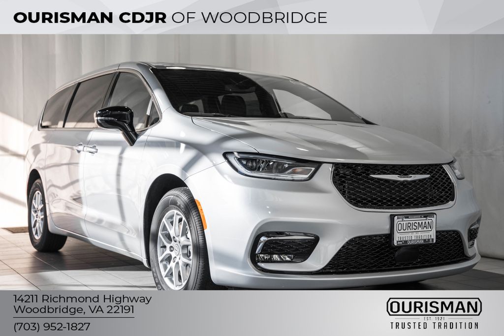 2026 Chrysler Pacifica Select's photo