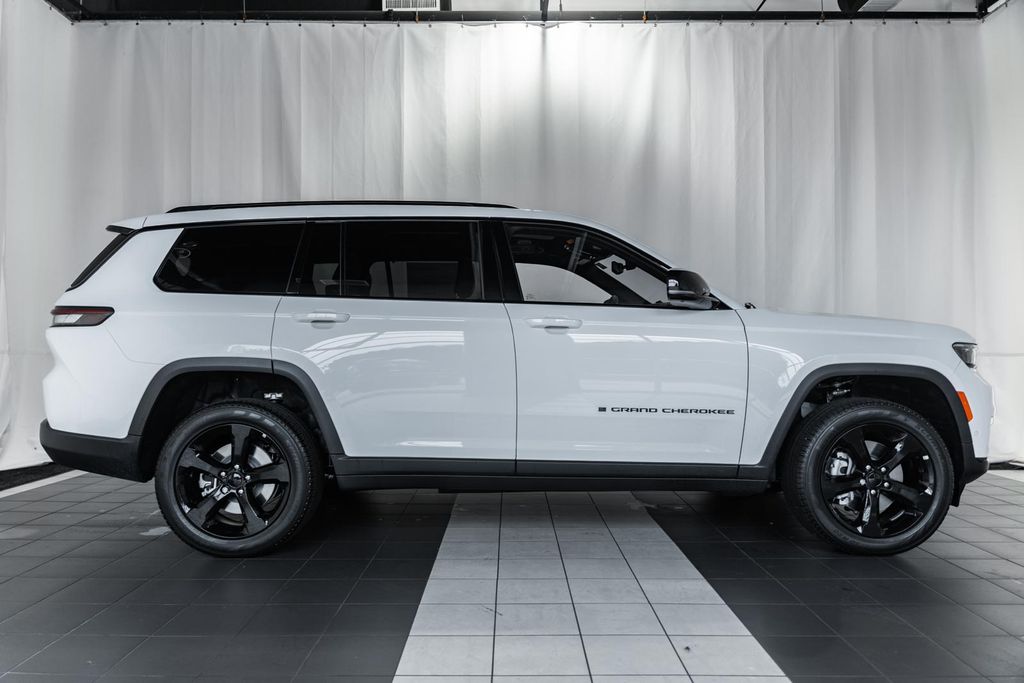 2025 Jeep Grand Cherokee Limited photo 3