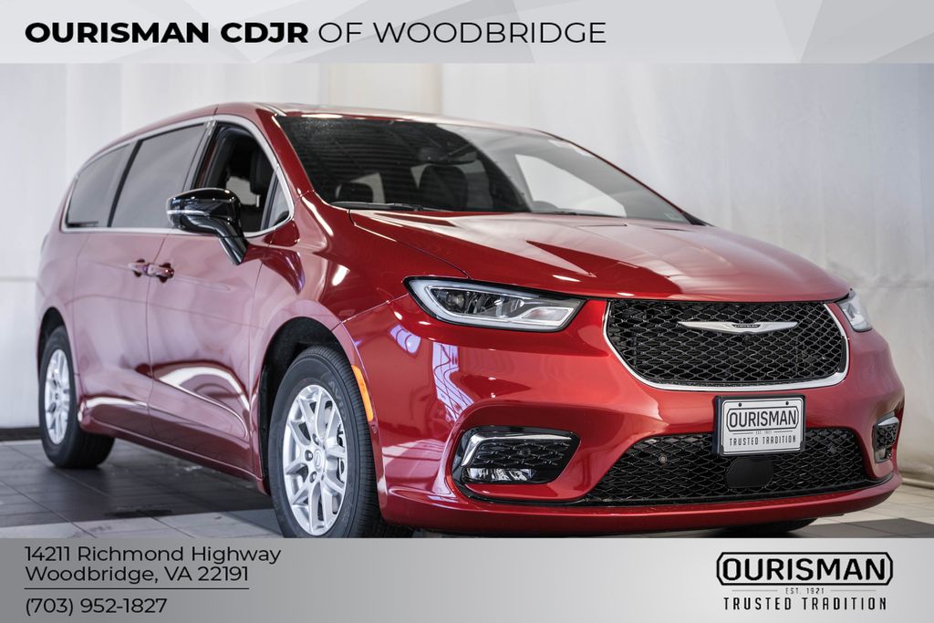 2026 Chrysler Pacifica Select's photo