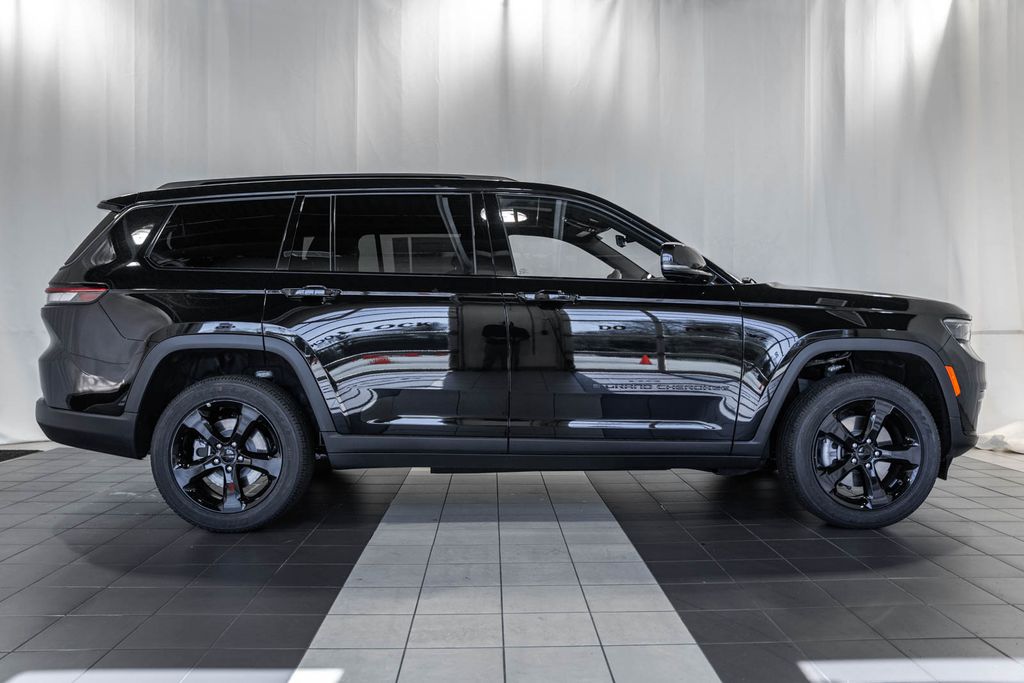 2025 Jeep Grand Cherokee Altitude X photo 3