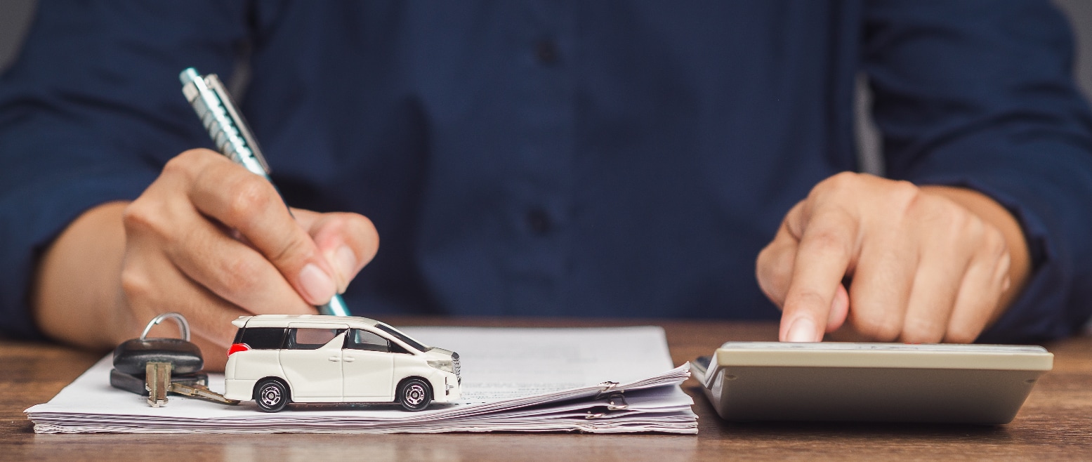  man signing a car loan agreement.