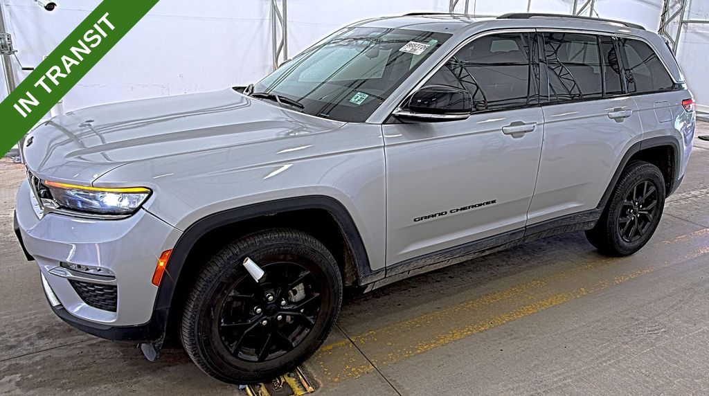 2022 Jeep Grand Cherokee's photo